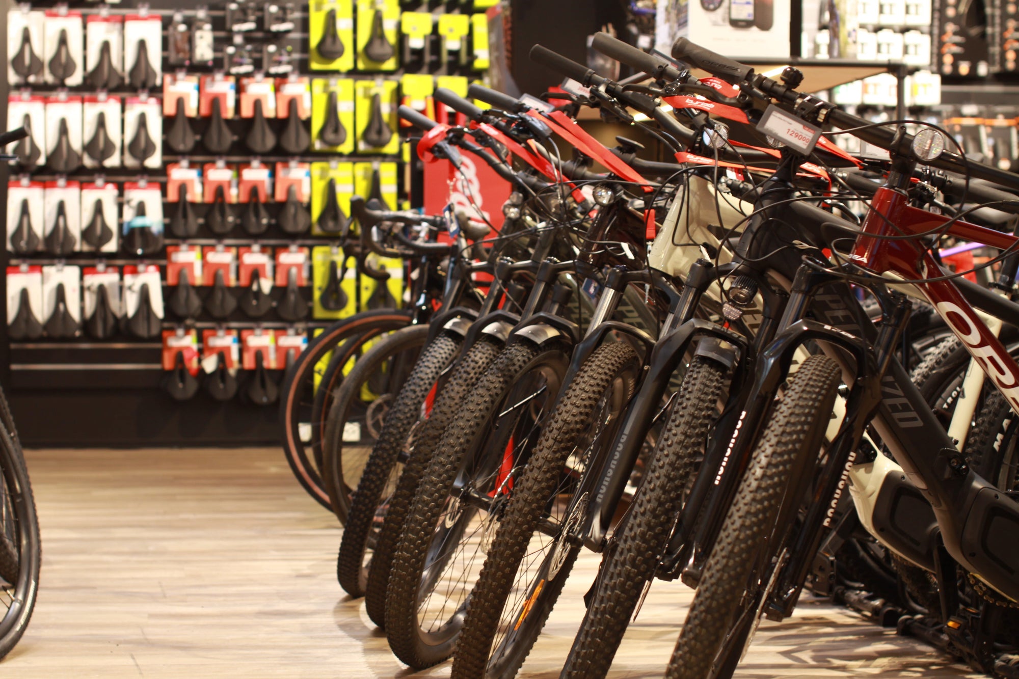 Eri polkupyöriä rivissä – oikean pyörän valinta riippuu käyttötarkoituksesta