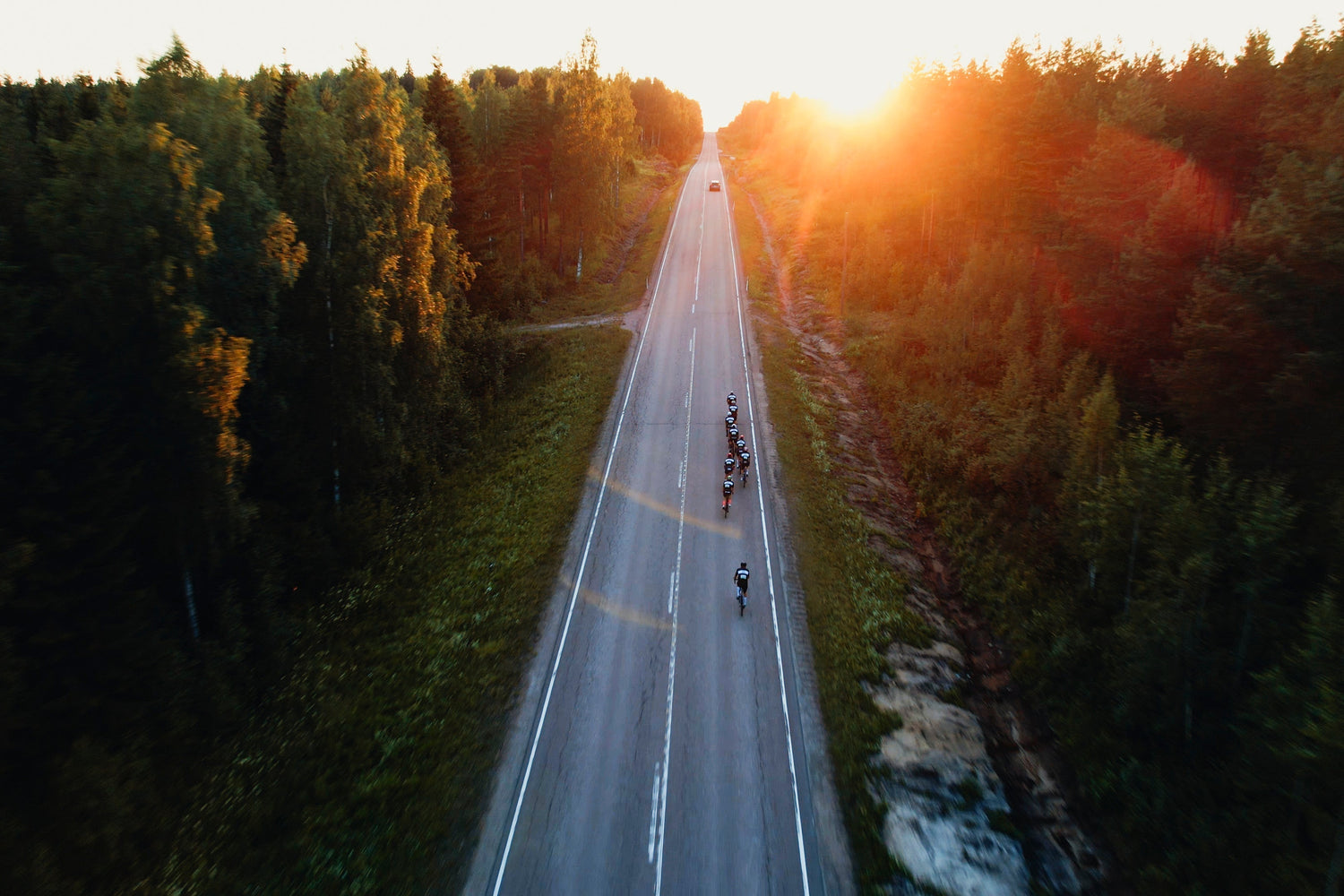 Pyöräilijät ajavat pyöräilytapahtumassa kohti auringonlaskua